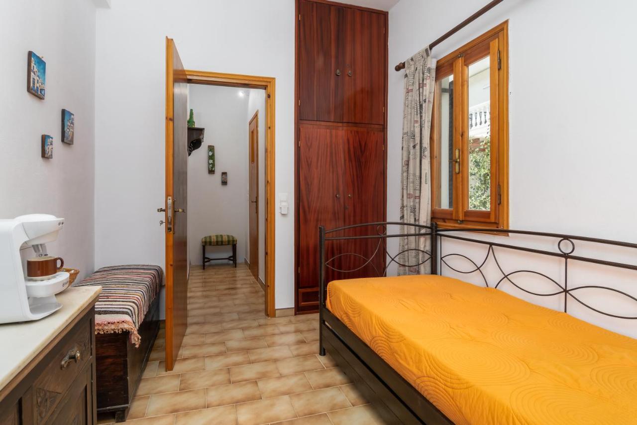 Homestay Grandpa's Yard Adamantas (Milos)